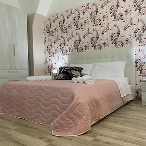 https://the-house-porta-garibaldi.taorminaitalyhotels.com